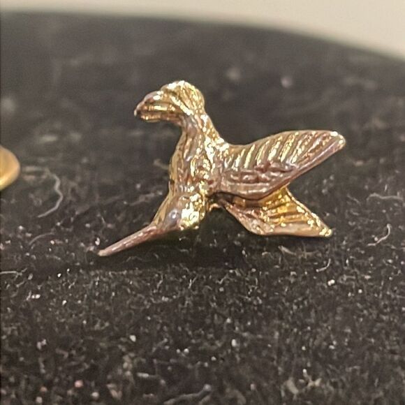 Vintage 0.75” Home Interiors gold tone hummingbird hat/lapel/tie pin - Picture 2 of 10